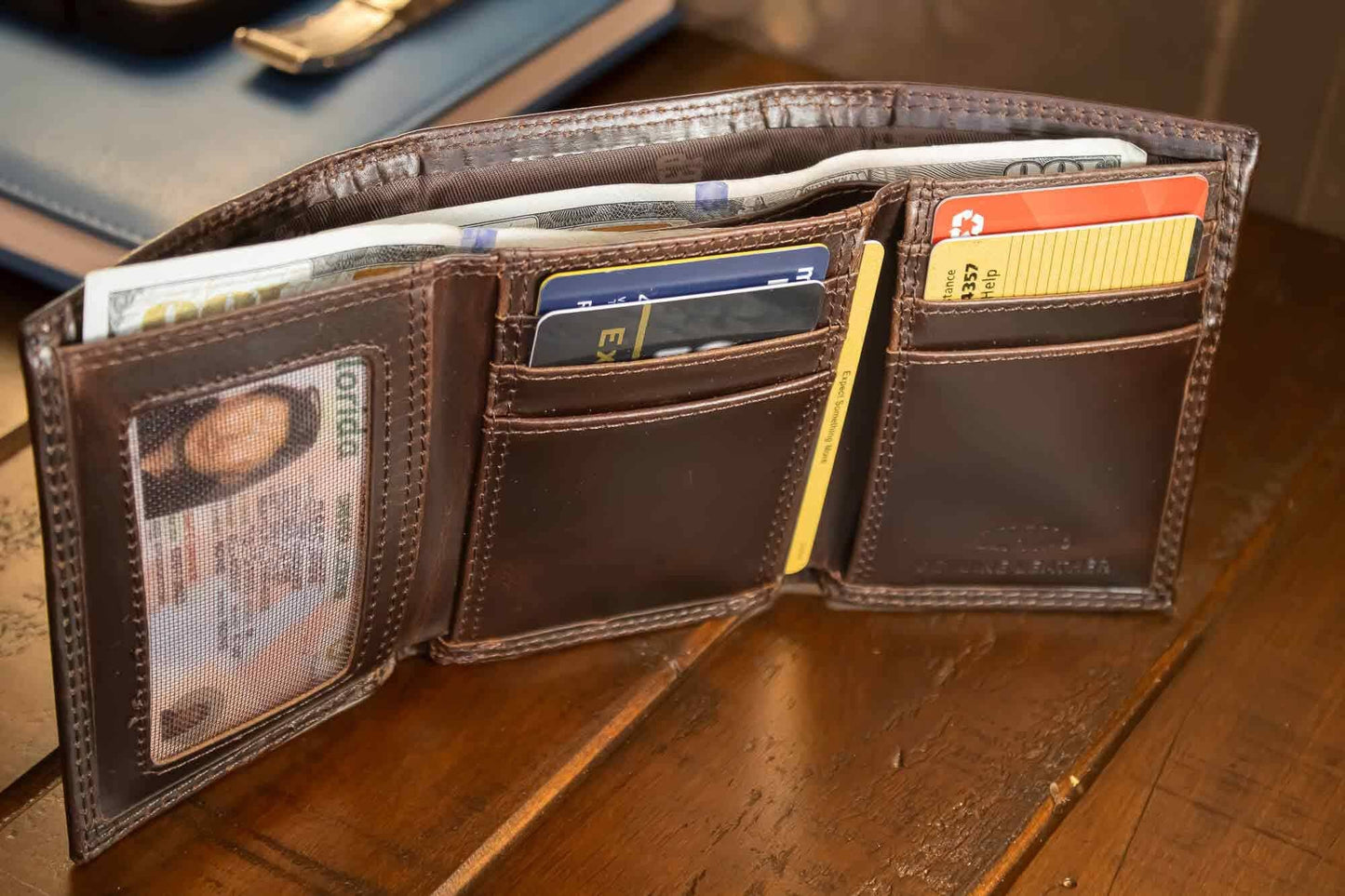 Arkansas Razorback Men's Collegiate Trifold Leather Wallet.: Crazyhorse Brown