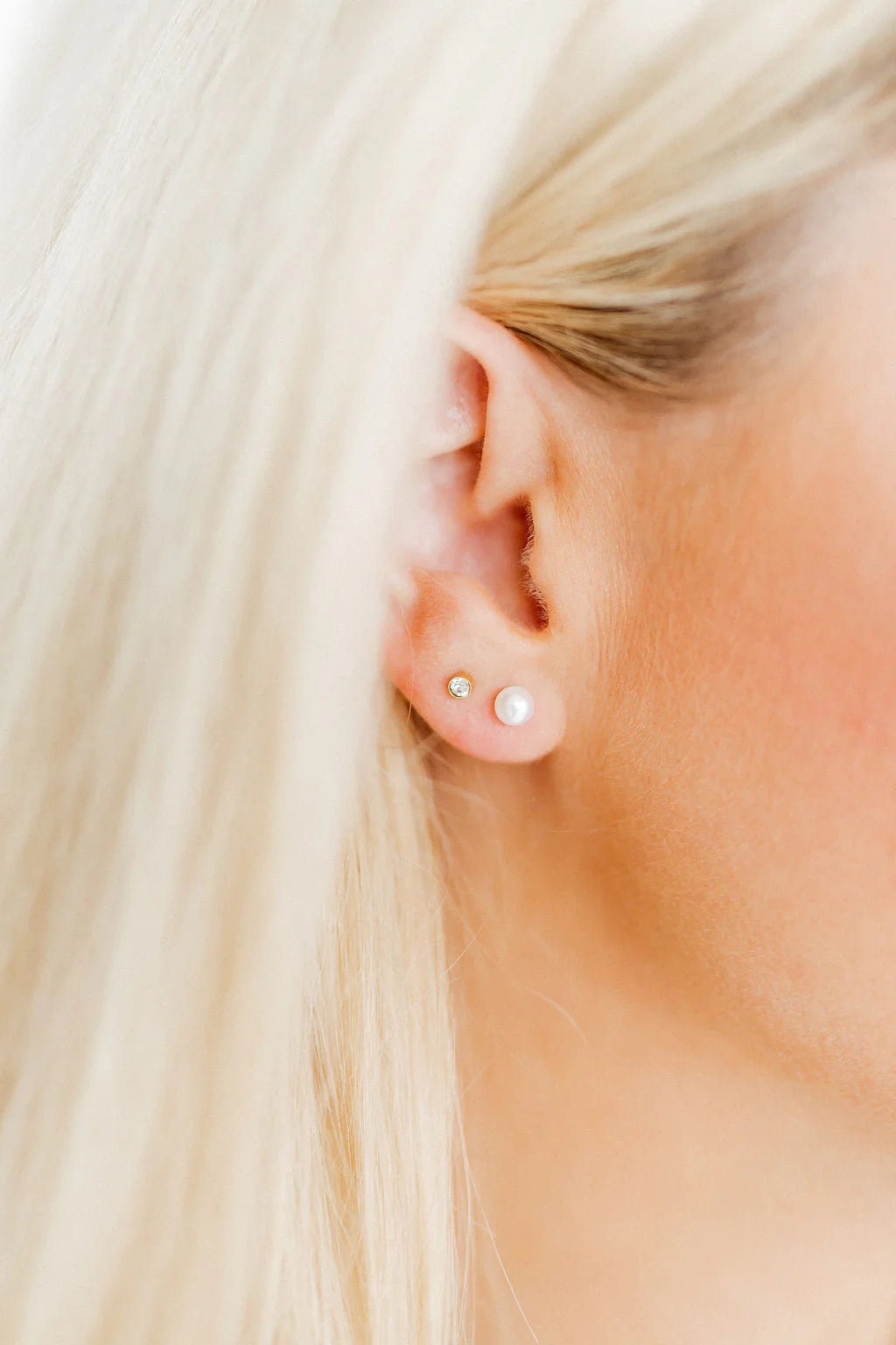 Screwback Stud Earrings in Payton Pearl